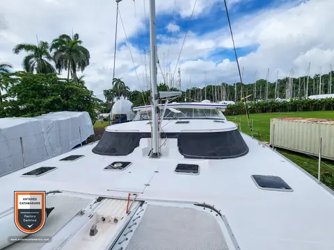 Cloud Nine Antares listing photo showing starboard foredeck aft.