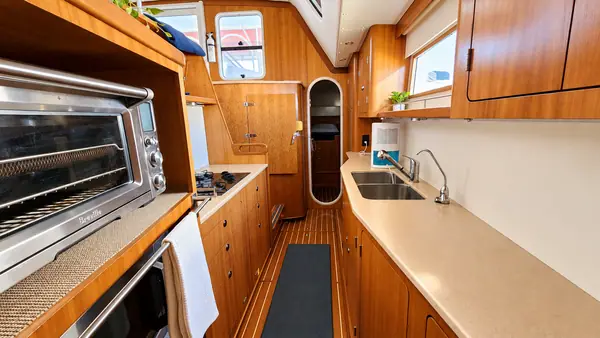 Leap of Faith Antares listing photo showing galley oven.
