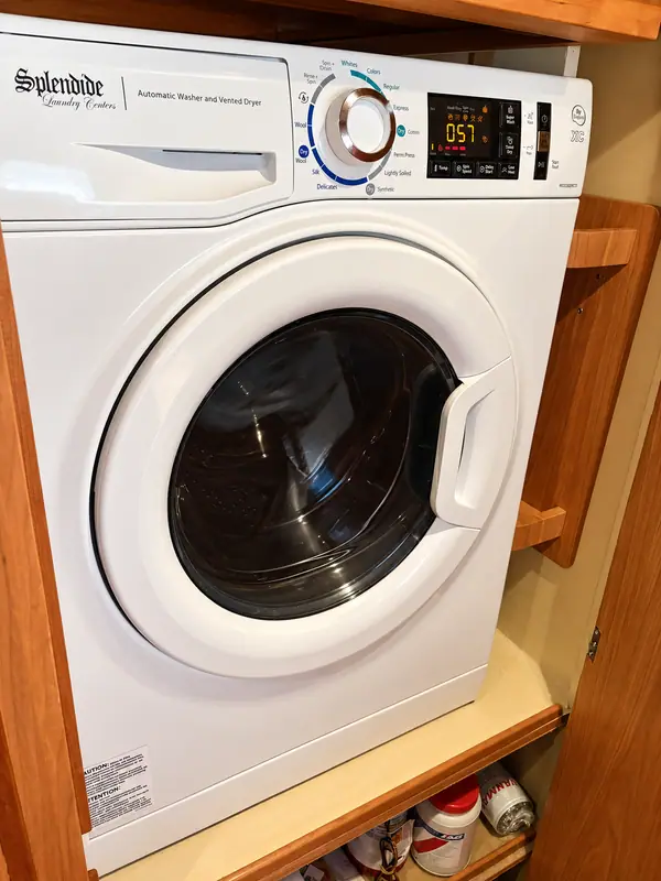 Lucy Antares listing photo showing washer dryer.
