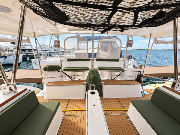 Lucy Antares listing photo showing cockpit.