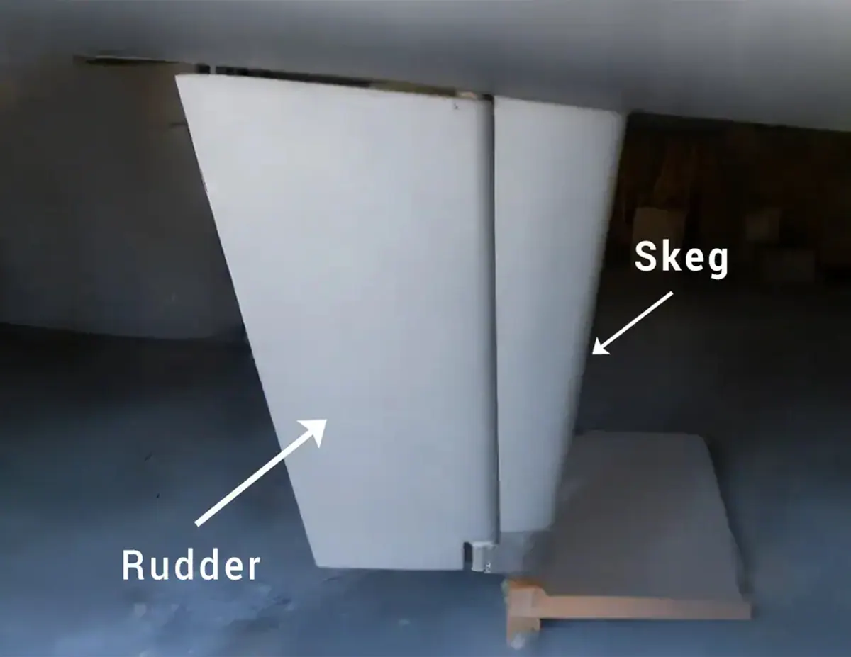 Labeled skeg and rudder protection under an Antares hull